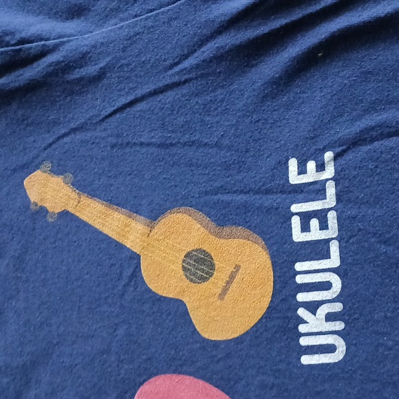 Vintage Hippie Tshirt peace love and Ukulele - Picture 10 of 13